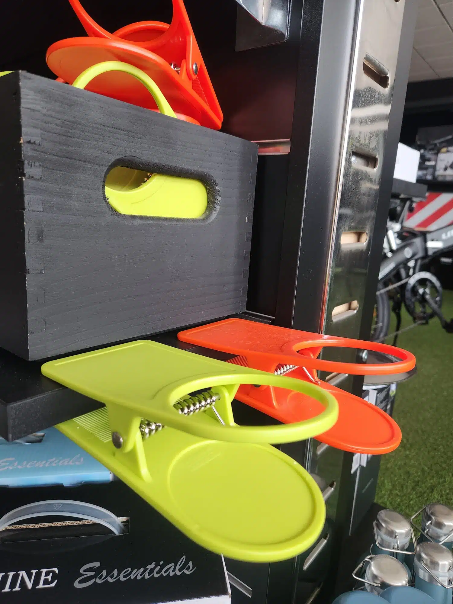 Pinza portavasos para mesa de camping