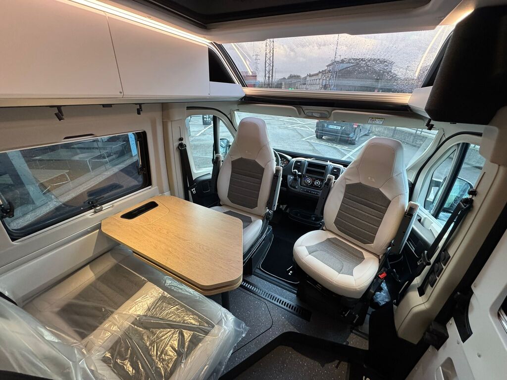 Adria Twin 640 SGX PT 60Y (12)